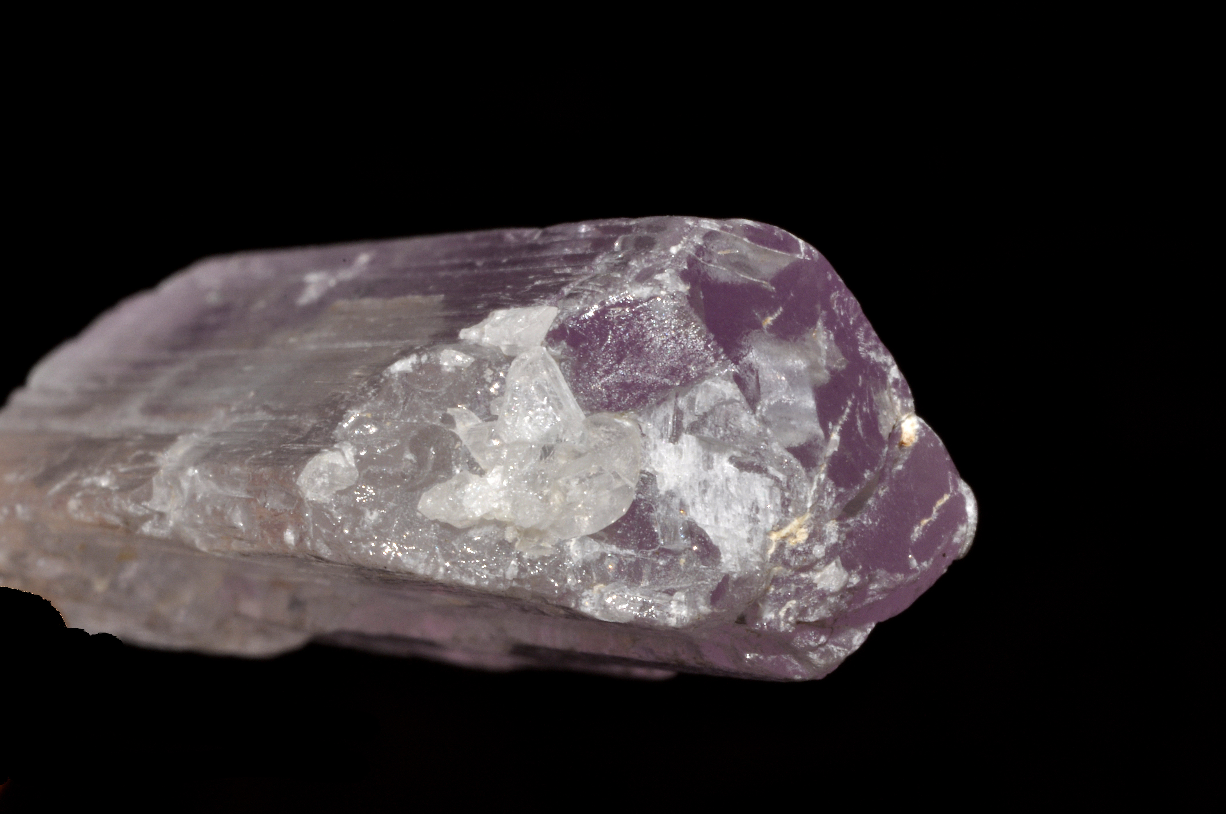 Spodumene in crystal form. Source: Wikimedia Commons.